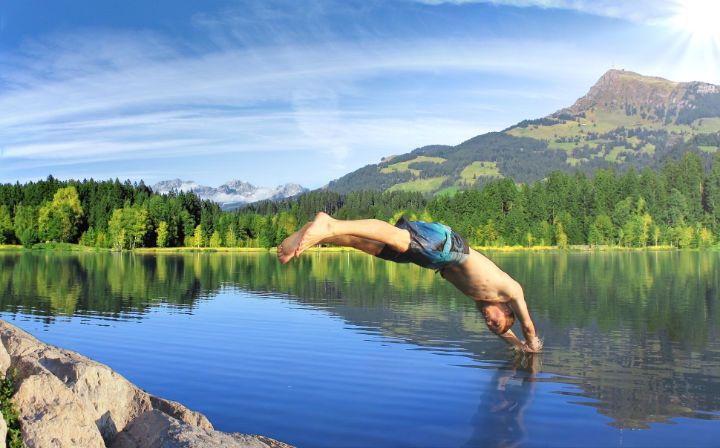 Mann springt in den wunderschönen Natursee