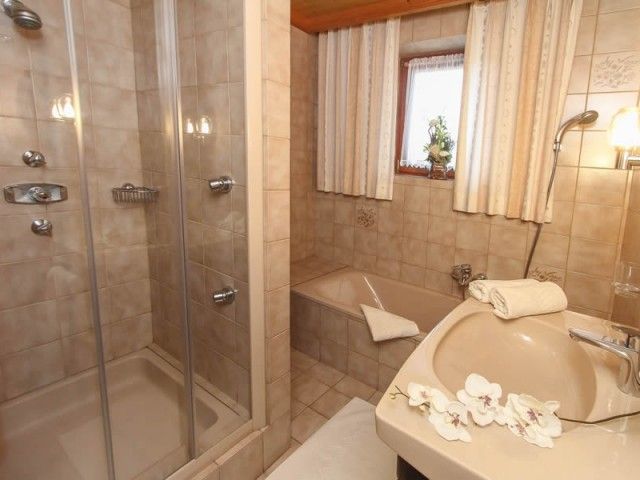 Badezimmer mit Dusche und Badewanne Ferienwohnung 