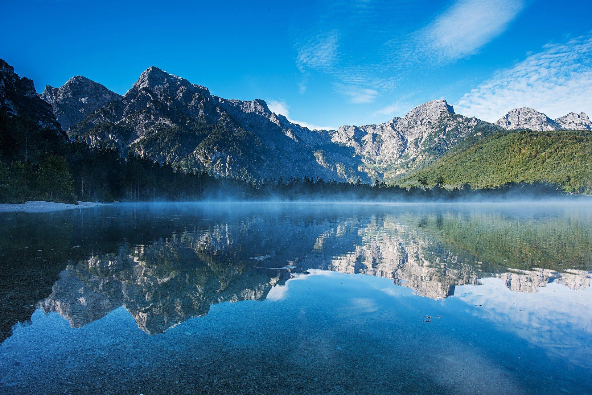 Reflektion des wunderschönen Alpenbildes im Bergsee