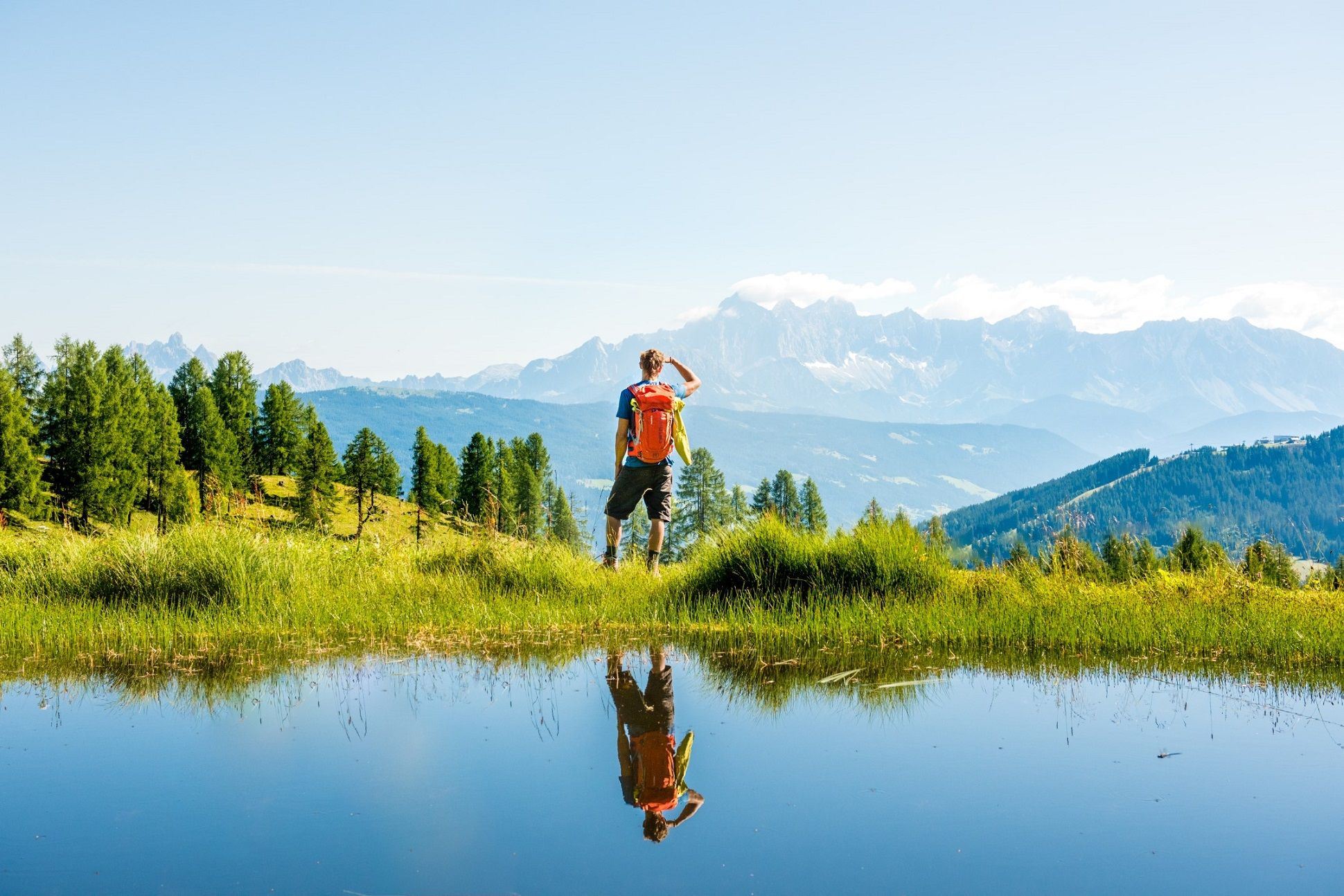 Wanderer genießt den atemberaubenden Ausblick in den Salzburger Alpen