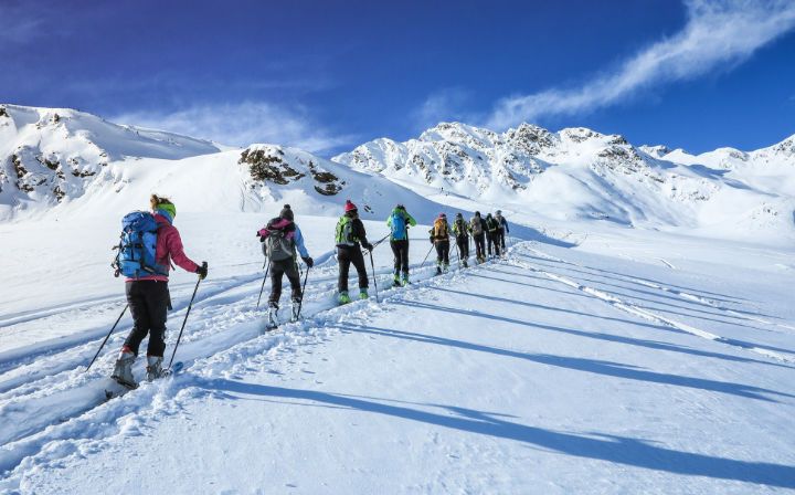 Eine Gruppe Skitourengeher auf dem Weg zum Gipfel